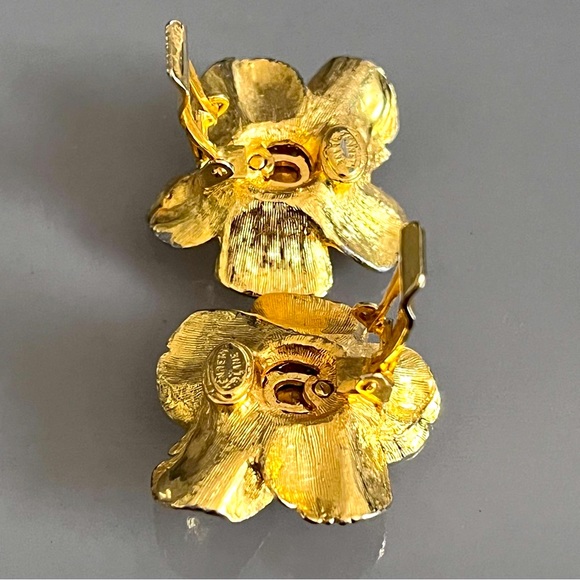 Kenneth Jay Lane Vintage Florentine Flower Gold Tone Rhinestone Clip Earrings - Picture 14 of 14